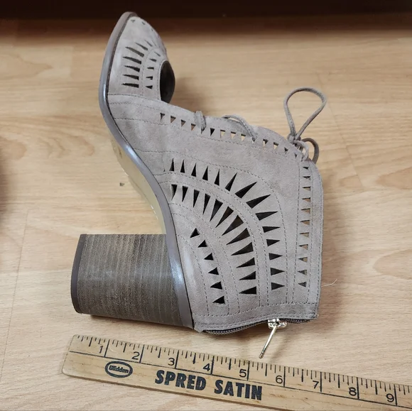 Vince Camuto Suede Leather Tarita Laser Cut Lace Up Ankle Open Toe Heels Sz 13 - Picture 9 of 16